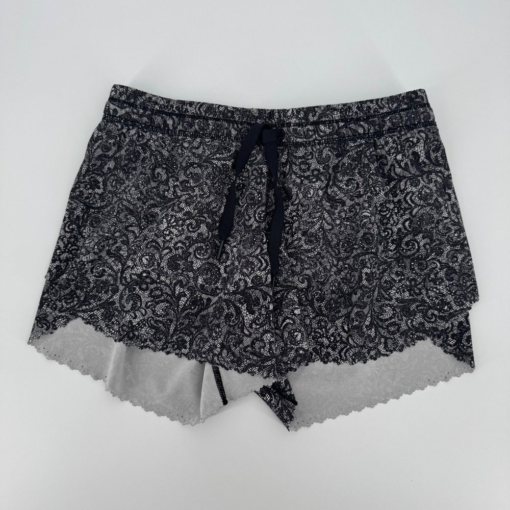 Lululemon Choose a Side Reversible Short 4 Black White Lace Paisley Damask 3"